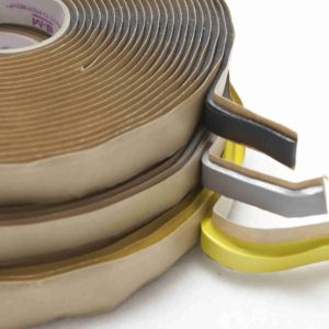 Tesnilni trakovi infuzijski laminat S.tape 0303 GREY, 3mm x 9mm x 15m Tesnilni trak za infuzijo. Odličen oprijem. Idealen za laminiranje za veterno energijo, navtiko. Hraniti pri temperaturi od 5-25 stopinj celzija, v ležečem položaju. sive barve.