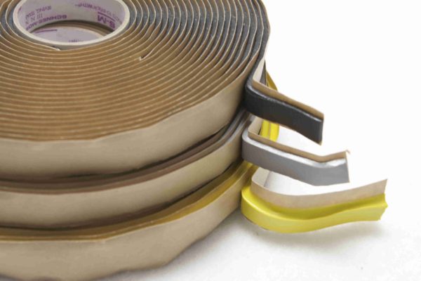 Tesnilni trakovi infuzijski laminat S.tape 0303 GREY, 3mm x 9mm x 15m Tesnilni trak za infuzijo. Odličen oprijem. Idealen za laminiranje za veterno energijo, navtiko. Hraniti pri temperaturi od 5-25 stopinj celzija, v ležečem položaju. sive barve.