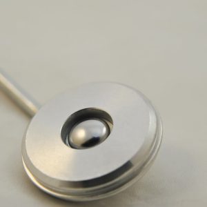 Valjčki za laminacijo ročni laminat Disk Corner Roller 40/7 mm Disk/kolutni valj z varno pritrditvijo. aluminij Poseben valj, ki se uporablja za stiskanje vlaken in smole v vogale kalupa. Primerno za vse smole in tkanine iz steklenih vlaken. Ročaj z dolgim dosegom za težko dostopna mesta. Odporen na skoraj vsa čistilna sredstva.