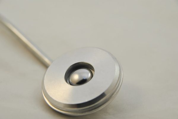 Valjčki za laminacijo ročni laminat Disk Corner Roller 40/7 mm Disk/kolutni valj z varno pritrditvijo. aluminij Poseben valj, ki se uporablja za stiskanje vlaken in smole v vogale kalupa. Primerno za vse smole in tkanine iz steklenih vlaken. Ročaj z dolgim dosegom za težko dostopna mesta. Odporen na skoraj vsa čistilna sredstva.